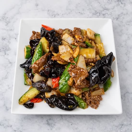 34. Stir Fried Sliced Beef with Black Fungus and Okra (雲耳勝瓜牛肉)